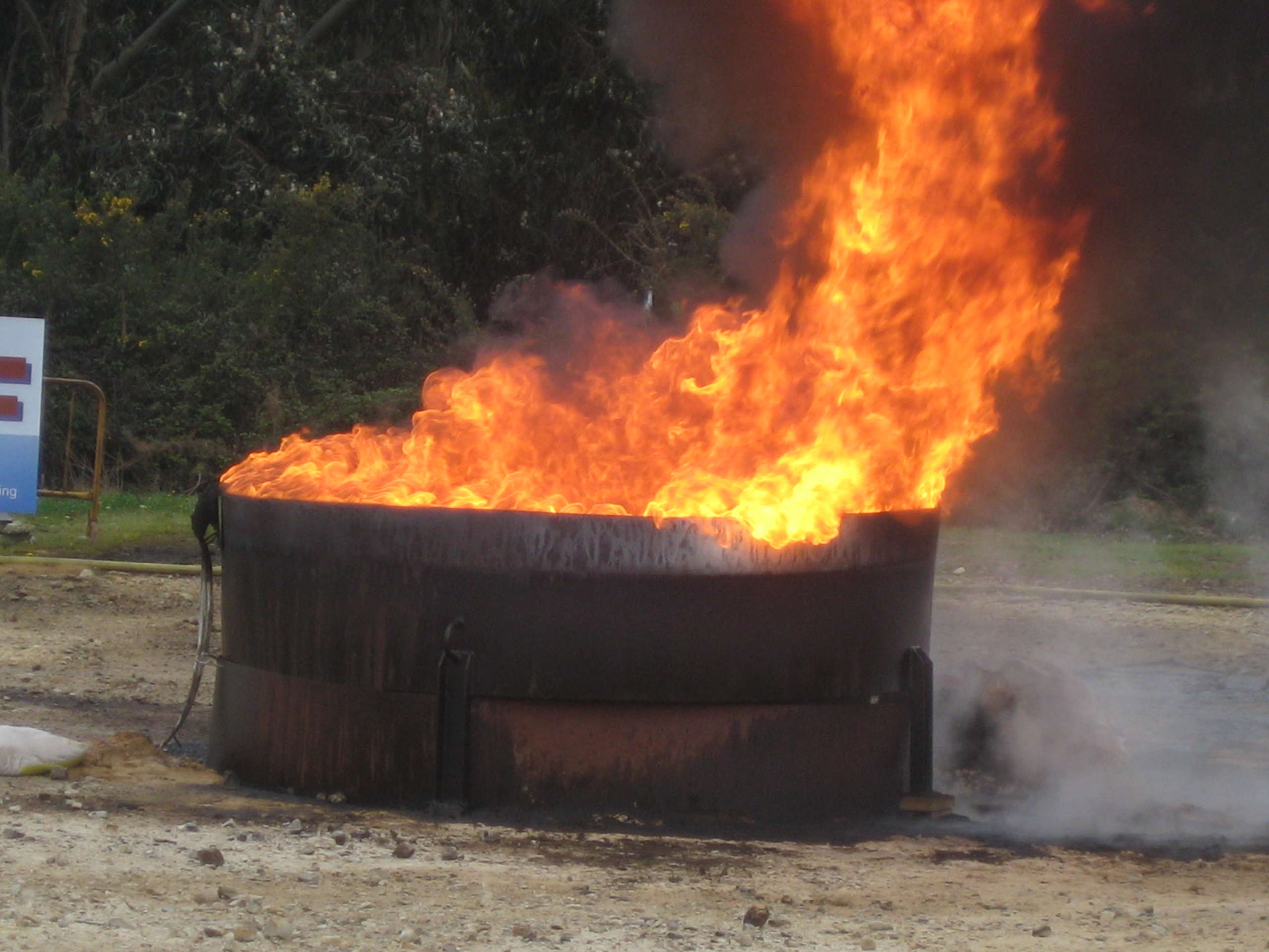 Large-scale storage tank fire test
